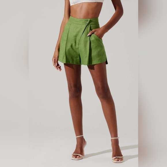 ASTR The Label Kerrigan Green Linen Pleated Asymmetrical High Rise Shorts - Picture 2 of 15